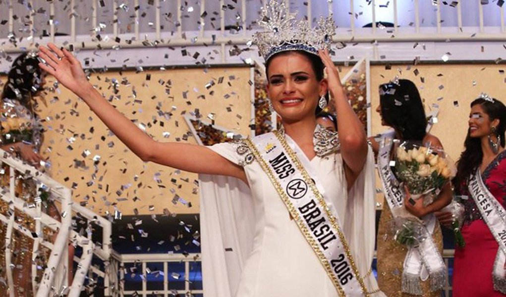 Beatrice Fontoura de 26 anos derrotou 40 candidatas e foi eleita Miss Mundo Brasil 2016. O evento aconteceu no Jurerê Internacional, em Florianópolis, na noite de sábado (25); representante de Mato Grosso do Sul, Renata Sena, é a vice-miss e Stephany Pim, do Espírito Santo, a 1ª princesa; na sexta-feira (24), Carlos Franco foi eleito Mister Brasil 2016 (Foto: Realle Palazzo-Martini) Beatrice Fontoura de 26 anos derrotou 40 candidatas e foi eleita Miss Mundo Brasil 2016. O evento aconteceu no Jurerê Internacional, em Florianópolis, na noite de sábado (25); representante de Mato Grosso do Sul, Renata Sena, é a vice-miss e Stephany Pim, do Espírito Santo, a 1ª princesa; na sexta-feira (24), Carlos Franco foi eleito Mister Brasil 2016