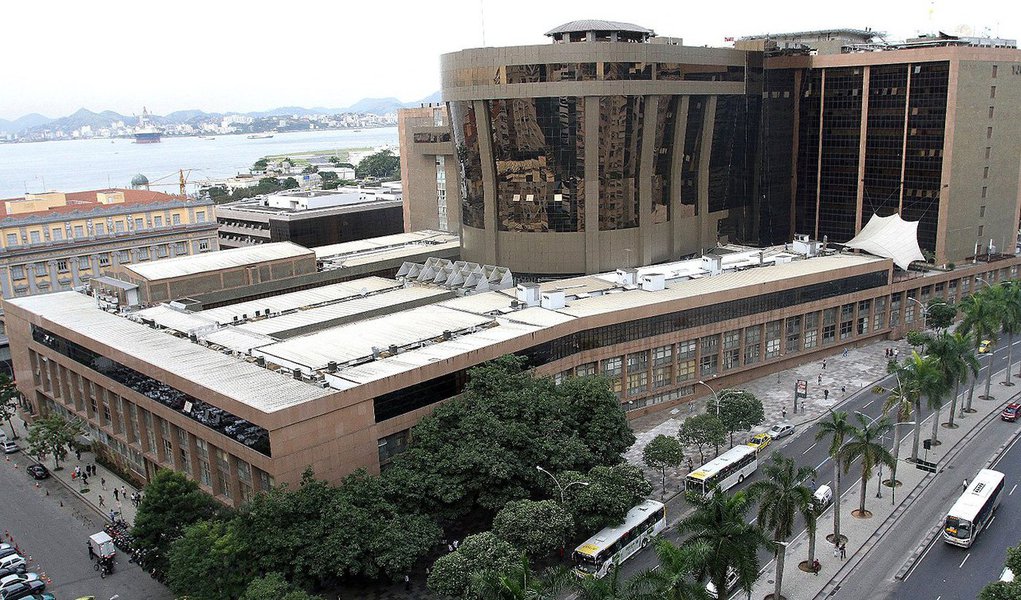 O Tribunal de Justiça do Rio de Janeiro decidiu não atender à liminar da Odebrecht, que pedia o desbloqueio de R$ 198 milhões em créditos devidos a ela e à empreiteira Andrade Gutierrez; no último dia 5, o TCE aprovou o bloqueio devido a irregularidades na reforma do Maracanã para a Copa do Mundo de 2014; na ocasião, os conselheiros do TCE acataram o relatório sobre pagamentos duplicados, serviços desnecessários e sobrepreços na compra de materiais; a obra do estádio foi orçada em R$ 705 milhões, mas é estimado que o governo estadual tenha destinado mais de R$ 1,2 bilhão ao projeto (Foto: Leonardo Lucena) O Tribunal de Justiça do Rio de Janeiro decidiu não atender à liminar da Odebrecht, que pedia o desbloqueio de R$ 198 milhões em créditos devidos a ela e à empreiteira Andrade Gutierrez; no último dia 5, o TCE aprovou o bloqueio devido a irregularidades na reforma do Maracanã para a Copa do Mundo de 2014; na ocasião, os conselheiros do TCE acataram o relatório sobre pagamentos duplicados, serviços desnecessários e sobrepreços na compra de materiais; a obra do estádio foi orçada em R$ 705 milhões, mas é estimado que o governo estadual tenha destinado mais de R$ 1,2 bilhão ao projeto