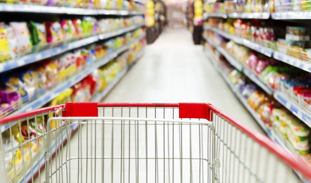 Levantamento realizado pela Tendências Consultoria Integrada mostra que o poder de compra dos brasileiros diminuiu 9% entre 2014 e 2016; cálculo que leva em conta a renda do mercado de trabalho, a renda da previdência, o crédito, os juros e a inflação mostra que o número caiu de R$ 3,49 trilhões para R$ 3,17 trilhões, chegando ao menor patamar desde 2011; entre os principais responsáveis está o desemprego, que saltou de 5% para 11,6% (Foto: Aquiles Lins) Levantamento realizado pela Tendências Consultoria Integrada mostra que o poder de compra dos brasileiros diminuiu 9% entre 2014 e 2016; cálculo que leva em conta a renda do mercado de trabalho, a renda da previdência, o crédito, os juros e a inflação mostra que o número caiu de R$ 3,49 trilhões para R$ 3,17 trilhões, chegando ao menor patamar desde 2011; entre os principais responsáveis está o desemprego, que saltou de 5% para 11,6%