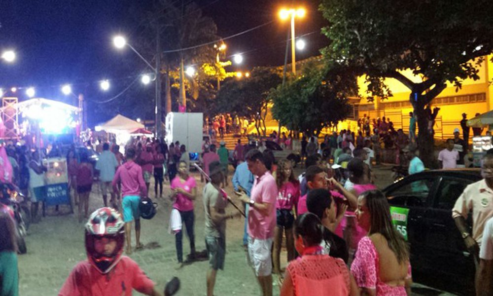 Um homem morreu na madrugada desta sexta-feira, após ser baleado durante uma briga em um comício eleitoral na noite de ontem (15), na cidade de Ipiaú, sudoeste do estado; segundo a Secretaria de Segurança Pública da Bahia, dois homens foram presos e um adolescente foi apreendido, na manhã desta sexta, por terem participado da confusão que resultou na morte de Danilo Menezes de Souza; outras seis pessoas ficaram feridas (Foto: Romulo Faro) Um homem morreu na madrugada desta sexta-feira, após ser baleado durante uma briga em um comício eleitoral na noite de ontem (15), na cidade de Ipiaú, sudoeste do estado; segundo a Secretaria de Segurança Pública da Bahia, dois homens foram presos e um adolescente foi apreendido, na manhã desta sexta, por terem participado da confusão que resultou na morte de Danilo Menezes de Souza; outras seis pessoas ficaram feridas