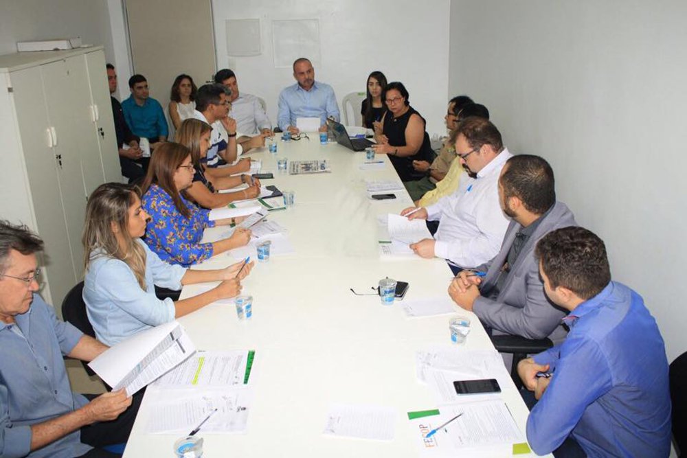 O governo estadual, por meio da Agência de Desenvolvimento Habitacional (ADH), irá reconstruir as casas de algumas famílias atingidas pelas queimadas nas últimas semanas. As obras foram autorizadas pelo governador Wellington Dias e serão executadas com recursos do Fundo Estadual de Combate à Pobreza (Fecop), que é ligado à Secretaria de Assistência Social (Sasc); além das novas residências, as famílias também deverão receber auxílio financeiro de até R$ 10, além de carros-pipa que serão enviados às localidades onde o abastecimento foi prejudicado (Foto: Leonardo Lucena) O governo estadual, por meio da Agência de Desenvolvimento Habitacional (ADH), irá reconstruir as casas de algumas famílias atingidas pelas queimadas nas últimas semanas. As obras foram autorizadas pelo governador Wellington Dias e serão executadas com recursos do Fundo Estadual de Combate à Pobreza (Fecop), que é ligado à Secretaria de Assistência Social (Sasc); além das novas residências, as famílias também deverão receber auxílio financeiro de até R$ 10, além de carros-pipa que serão enviados às localidades onde o abastecimento foi prejudicado