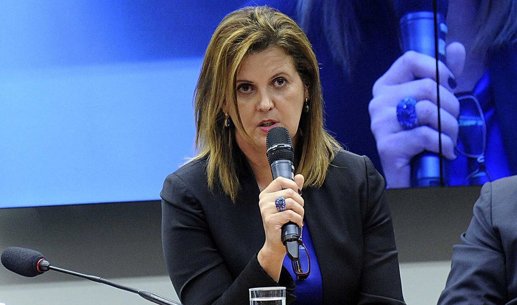 Ex-gerente da estatal, que disse ter sido vítima de represálias depois de descobrir irregularidades na empresa, perdeu uma ação trabalhista contra a petrolífera e terá de pagar R$ 40 mil pelas custas processuais; a sentença considera que ela se omitiu sobre os fatos e ainda disse ao Judiciário que foi enviada a Singapura como punição, quando na verdade pôde estudar inglês, sem trabalhar, na "mais bela e moderna cidade-estado da Ásia" (Foto: Paulo Emílio) Ex-gerente da estatal, que disse ter sido vítima de represálias depois de descobrir irregularidades na empresa, perdeu uma ação trabalhista contra a petrolífera e terá de pagar R$ 40 mil pelas custas processuais; a sentença considera que ela se omitiu sobre os fatos e ainda disse ao Judiciário que foi enviada a Singapura como punição, quando na verdade pôde estudar inglês, sem trabalhar, na "mais bela e moderna cidade-estado da Ásia"