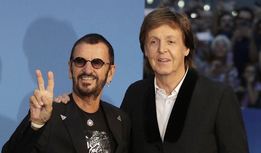 Os ex-Beatles Paul McCartney e Ringo Starr se reuniram para uma volta ao passado nesta quinta-feira, durante a estreia de um documentário feito pelo vencedor do Oscar Ron Howard sobre o 'Fab Four', que mostra a jornada da banda na década de 1960; o cantor-compositor e o baterista posaram para fotografias em um tapete azul em Leicester Square, em Londres, para o lançamento de "The Beatles: Eight Days a Week - The Touring Years", que atraiu centenas de fãs em êxtase, além de celebridades como Madonna, Eric Clapton, Bob Geldof e Liam Gallagher (Foto: Leonardo Lucena) Os ex-Beatles Paul McCartney e Ringo Starr se reuniram para uma volta ao passado nesta quinta-feira, durante a estreia de um documentário feito pelo vencedor do Oscar Ron Howard sobre o 'Fab Four', que mostra a jornada da banda na década de 1960; o cantor-compositor e o baterista posaram para fotografias em um tapete azul em Leicester Square, em Londres, para o lançamento de "The Beatles: Eight Days a Week - The Touring Years", que atraiu centenas de fãs em êxtase, além de celebridades como Madonna, Eric Clapton, Bob Geldof e Liam Gallagher