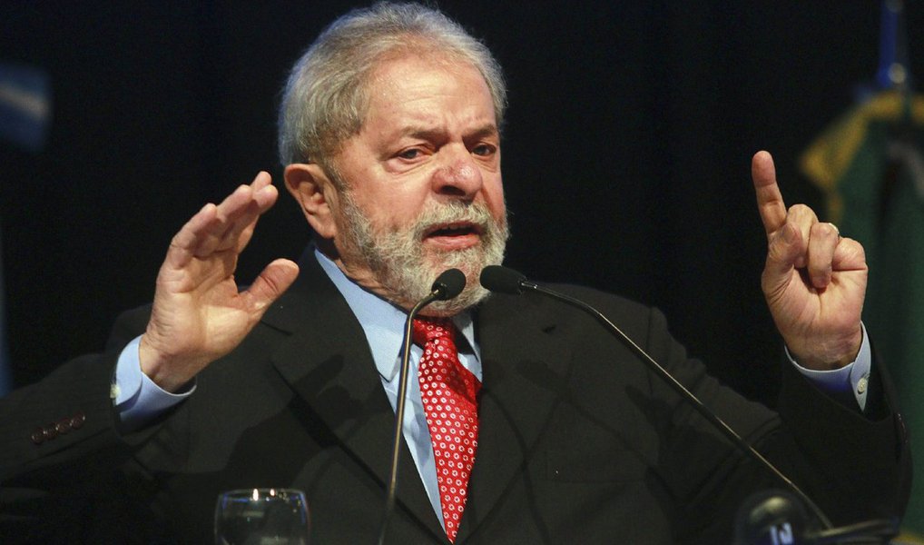 Alegando que o próprio Supremo Tribunal Federal reconheceu que o juiz Sergio Moro divulgou de forma ilegal conversas interceptadas pela Polícia Federal, a defesa do ex-presidente Luiz Inácio Lula da Silva entrou nesta terça (28) com agravo regimental na Corte para que os processos que o envolvem permaneçam lá; no dia 13 deste mês, o ministro Teori Zavascki determinou o encaminhamento à primeira instância dos processos no qual Lula é investigado por causa do sítio em Atibaia (SP) e do apartamento em Guarujá (SP); o caso agora correrá na 13ª Vara Federal, sob o comando de Moro (Foto: Valter Lima) Alegando que o próprio Supremo Tribunal Federal reconheceu que o juiz Sergio Moro divulgou de forma ilegal conversas interceptadas pela Polícia Federal, a defesa do ex-presidente Luiz Inácio Lula da Silva entrou nesta terça (28) com agravo regimental na Corte para que os processos que o envolvem permaneçam lá; no dia 13 deste mês, o ministro Teori Zavascki determinou o encaminhamento à primeira instância dos processos no qual Lula é investigado por causa do sítio em Atibaia (SP) e do apartamento em Guarujá (SP); o caso agora correrá na 13ª Vara Federal, sob o comando de Moro