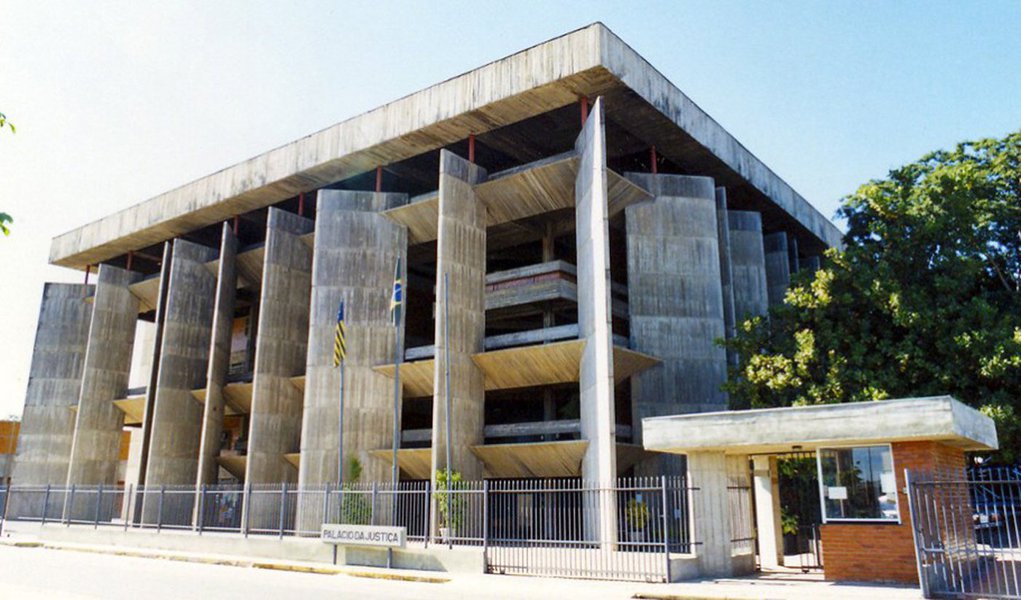 O tempo médio para a Justiça do Piauí proferir uma sentença em instância de 1º grau é de seis anos e quatro meses, bem maior do que a média nacional, de 4 anos e 4 meses; o Tribunal de Justiça do estado teve uma das piores médias do País, de acordo com pesquisa divulgada pelo CNJ; também foi analisado o índice de produtividade por magistrado; entre os 12 TJ’s de pequeno porte, o estado teve o segundo pior resultado, obtendo média de 941, quase metade do resultado da medida nacional que foi de 1.804 (Foto: Leonardo Lucena) O tempo médio para a Justiça do Piauí proferir uma sentença em instância de 1º grau é de seis anos e quatro meses, bem maior do que a média nacional, de 4 anos e 4 meses; o Tribunal de Justiça do estado teve uma das piores médias do País, de acordo com pesquisa divulgada pelo CNJ; também foi analisado o índice de produtividade por magistrado; entre os 12 TJ’s de pequeno porte, o estado teve o segundo pior resultado, obtendo média de 941, quase metade do resultado da medida nacional que foi de 1.804