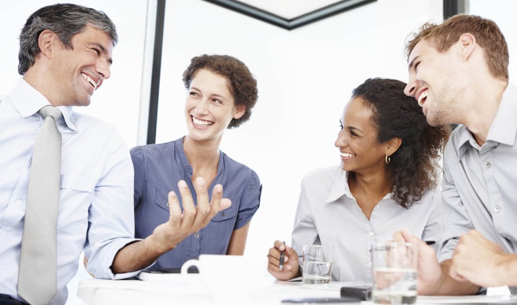Em 2016, de acordo com uma pesquisa feita pela Gartner, 89% das companhias competem tentando agradar seus clientes; funcionários que servem como a cara da organização na relação com seus clientes são literalmente a linha de frente para garantir satisfação e lealdade; um jeito de atingir isso é engajá-los a pensarem sempre adiante, como um verdadeiro líder; uma dica é: não entreviste, proponha dinâmicas no lugar das tradicionais entrevistas de emprego; desse jeito, os melhores candidatos sempre se destacam da multidão; a empresa procura por coisas que não requerem nenhuma sorte ou talento: prontidão, ética de trabalho, linguagem corporal e liderança e habilidade de resolução (Foto: Leonardo Lucena) Em 2016, de acordo com uma pesquisa feita pela Gartner, 89% das companhias competem tentando agradar seus clientes; funcionários que servem como a cara da organização na relação com seus clientes são literalmente a linha de frente para garantir satisfação e lealdade; um jeito de atingir isso é engajá-los a pensarem sempre adiante, como um verdadeiro líder; uma dica é: não entreviste, proponha dinâmicas no lugar das tradicionais entrevistas de emprego; desse jeito, os melhores candidatos sempre se destacam da multidão; a empresa procura por coisas que não requerem nenhuma sorte ou talento: prontidão, ética de trabalho, linguagem corporal e liderança e habilidade de resolução