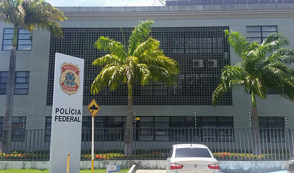 A partir de denúncias dando conta que candidatos a vereador e cabos eleitorais no município do Pilar, na grande Maceió, estariam cadastrando eleitores e comprando votos, A Polícia Federal (PF) em Alagoas entrou em Ação nesta sexta-feira (23); foram expedidos 13 mandados de busca e apreensão pela 8ª Zona Eleitoral do Estado de Alagoas (Foto: Voney Malta) A partir de denúncias dando conta que candidatos a vereador e cabos eleitorais no município do Pilar, na grande Maceió, estariam cadastrando eleitores e comprando votos, A Polícia Federal (PF) em Alagoas entrou em Ação nesta sexta-feira (23); foram expedidos 13 mandados de busca e apreensão pela 8ª Zona Eleitoral do Estado de Alagoas