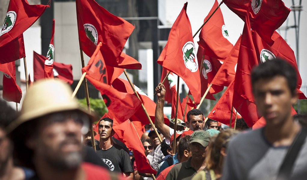 "O que significa o fim do Ministério do Desenvolvimento Agrário? Para onde vamos com uma Conab privatizada, como pretende o governo interino? Quais os efeitos da migração da reforma agrária – e da demarcação de terras indígenas – para a Casa Civil? E os da pulverização de agrotóxicos nas cidades?"; MST, Cimi e Greenpeace debatem em São Paulo “O governo Temer e a questão agrária”, nesta quarta, às 19 horas, no Epicentro Cultural (Foto: Roberta Namour) "O que significa o fim do Ministério do Desenvolvimento Agrário? Para onde vamos com uma Conab privatizada, como pretende o governo interino? Quais os efeitos da migração da reforma agrária – e da demarcação de terras indígenas – para a Casa Civil? E os da pulverização de agrotóxicos nas cidades?"; MST, Cimi e Greenpeace debatem em São Paulo “O governo Temer e a questão agrária”, nesta quarta, às 19 horas, no Epicentro Cultural
