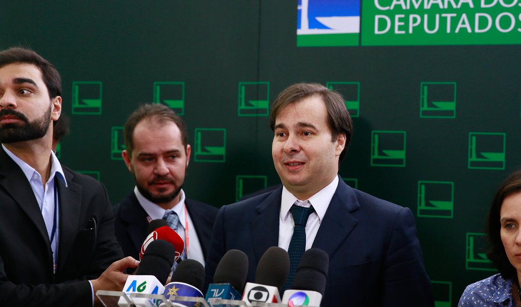 O presidente da Câmara, Rodrigo Maia (DEM-RJ), defendeu nesta quarta (20) a aprovação ainda neste ano pelos deputados de uma proposta que permita que negociações entre empregados e empregadores se sobreponham à CLT; centrais sindicais e entidades de classe criticam o chamado "negociado sobre o legislado" por entenderem que isso resultará em descumprimento de leis trabalhistas; ontem, o ministro do Trabalho, Ronaldo Fonseca, afirmou que o governo pretende encaminhar ao Congresso até o fim do ano propostas de reforma trabalhista, que privilegiará a negociação coletiva para tratar de temas como salário e tamanho da jornada dos trabalhadores (Foto: Valter Lima) O presidente da Câmara, Rodrigo Maia (DEM-RJ), defendeu nesta quarta (20) a aprovação ainda neste ano pelos deputados de uma proposta que permita que negociações entre empregados e empregadores se sobreponham à CLT; centrais sindicais e entidades de classe criticam o chamado "negociado sobre o legislado" por entenderem que isso resultará em descumprimento de leis trabalhistas; ontem, o ministro do Trabalho, Ronaldo Fonseca, afirmou que o governo pretende encaminhar ao Congresso até o fim do ano propostas de reforma trabalhista, que privilegiará a negociação coletiva para tratar de temas como salário e tamanho da jornada dos trabalhadores