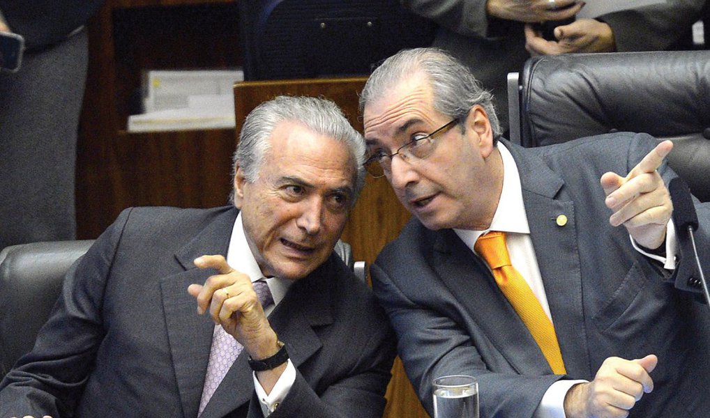 A aprovação da cassação de Eduardo Cunha (PMDB-RJ) pelo Conselho de Ética da Câmara foi recebida com silêncio e apreensão pelo Planalto; ministros e auxiliares diretos do presidente interino, Michel Temer (PMDB), se esquivam de opinar publicamente sobre a situação do peemedebista; a orientação dada por Temer é para que todos evitem declarações até que saibam o tom que será adotado por Cunha; "Essa conta vai ser alta", disse um aliado de Temer (Foto: Valter Lima) A aprovação da cassação de Eduardo Cunha (PMDB-RJ) pelo Conselho de Ética da Câmara foi recebida com silêncio e apreensão pelo Planalto; ministros e auxiliares diretos do presidente interino, Michel Temer (PMDB), se esquivam de opinar publicamente sobre a situação do peemedebista; a orientação dada por Temer é para que todos evitem declarações até que saibam o tom que será adotado por Cunha; "Essa conta vai ser alta", disse um aliado de Temer