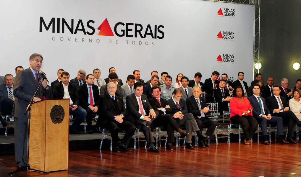 Os veículos entregues pelo governador de Minas Gerais, Fernando Pimentel, serão utilizados para o transporte escolar desses municípios; até o fim do mês, outros 199 veículos também deverão ser entregues, de acordo com o executivo; ao todo, foram investidos R$ 58,4 milhões com recursos do Estado, por meio de emendas parlamentares, para a aquisição dos ônibus (Foto: Leonardo Lucena) Os veículos entregues pelo governador de Minas Gerais, Fernando Pimentel, serão utilizados para o transporte escolar desses municípios; até o fim do mês, outros 199 veículos também deverão ser entregues, de acordo com o executivo; ao todo, foram investidos R$ 58,4 milhões com recursos do Estado, por meio de emendas parlamentares, para a aquisição dos ônibus