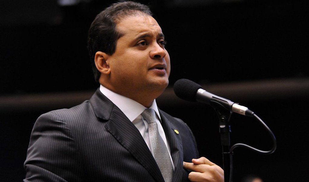 O deputado federal Weverton Rocha, presidente estadual do PDT, desfez um factoide que tentou ser criado em virtude de sua declaração, após ele dizer que o próximo prefeito de São Luís que não Edivaldo Holanda enfrentaria um cenário de caos; ele esclareceu que qualquer um dos pré-candidatos postos, sem experiência no Executivo, iria ter muitas dificuldades para administrar; “Nenhum dos candidatos que estão postos contra o Edivaldo administrou alguma cidade, alguma secretaria ou qual quer outra coisa que seja, é importante ter essa clareza, ter essa responsabilidade para deixar claro que o Edivaldo vem com acúmulo, com experiência que ele tem, no momento de crise que o Brasil tá vivendo, não pode arriscar”, afirmou (Foto: Leonardo Lucena) O deputado federal Weverton Rocha, presidente estadual do PDT, desfez um factoide que tentou ser criado em virtude de sua declaração, após ele dizer que o próximo prefeito de São Luís que não Edivaldo Holanda enfrentaria um cenário de caos; ele esclareceu que qualquer um dos pré-candidatos postos, sem experiência no Executivo, iria ter muitas dificuldades para administrar; “Nenhum dos candidatos que estão postos contra o Edivaldo administrou alguma cidade, alguma secretaria ou qual quer outra coisa que seja, é importante ter essa clareza, ter essa responsabilidade para deixar claro que o Edivaldo vem com acúmulo, com experiência que ele tem, no momento de crise que o Brasil tá vivendo, não pode arriscar”, afirmou