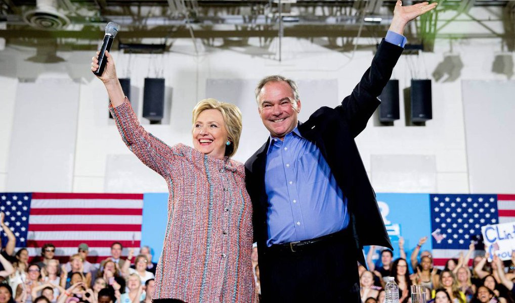 A candidata Hillary Clinton, do Partido Democrata, escolheu o senador Tim Kaine, ex-governador da Virgínia, para ser seu vice; católico praticante, pessoalmente contra o aborto e a favor do livre comércio, o perfil do vice escolhido por Hillary decepcionou os mais à esquerda do partido; Como Virgínia é considerada um "Estado-pêndulo" (cuja preferência por democratas ou republicanos varia a cada eleição, não havendo preferência histórica por partido), o nome de um ex-governador na chapa de Hillary também poderá fortalecer a candidatura da democrata ali (Foto: Valter Lima) A candidata Hillary Clinton, do Partido Democrata, escolheu o senador Tim Kaine, ex-governador da Virgínia, para ser seu vice; católico praticante, pessoalmente contra o aborto e a favor do livre comércio, o perfil do vice escolhido por Hillary decepcionou os mais à esquerda do partido; Como Virgínia é considerada um "Estado-pêndulo" (cuja preferência por democratas ou republicanos varia a cada eleição, não havendo preferência histórica por partido), o nome de um ex-governador na chapa de Hillary também poderá fortalecer a candidatura da democrata ali