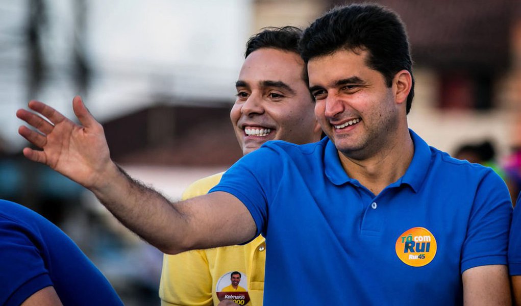 Pesquisa Ibope realizada no 2º turno em Maceió aponta que o candidato Rui Palmeira (PSDB) lidera a corrida pela prefeitura com uma ampla vantagem sobre Cícero Almeida (PMDB); Rui aparece com 67% dos votos válidos, enquanto Cícero tem 33% das intenções de voto; pesquisa, realizada entre os dias 14 e 16 de outubro, ouviu 602 eleitores e foi encomendada pela TV Gazeta de Alagoas Ltda, da Rede Globo (Foto: Voney Malta) Pesquisa Ibope realizada no 2º turno em Maceió aponta que o candidato Rui Palmeira (PSDB) lidera a corrida pela prefeitura com uma ampla vantagem sobre Cícero Almeida (PMDB); Rui aparece com 67% dos votos válidos, enquanto Cícero tem 33% das intenções de voto; pesquisa, realizada entre os dias 14 e 16 de outubro, ouviu 602 eleitores e foi encomendada pela TV Gazeta de Alagoas Ltda, da Rede Globo