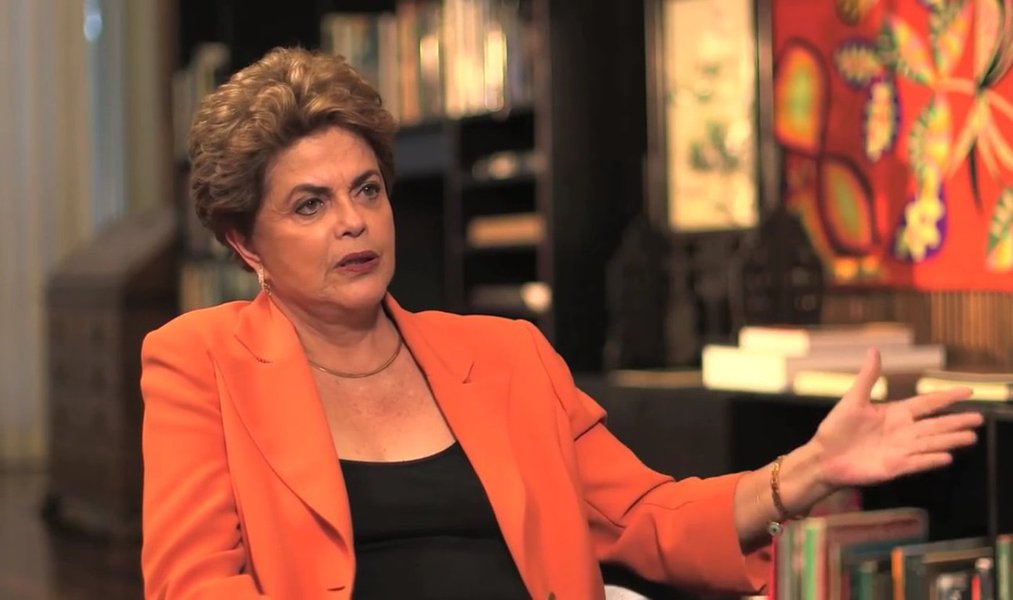A presidente eleita Dilma Rousseff afirma que a crise política que levou ao processo de impeachment se deve em parte ao que ela chama de "fragmentação do sistema político" brasileiro; "Esse sistema incentiva, por isso a importância de uma reforma política, a fisiologia, ele incentiva a fragmentação partidária, ele incentiva a perda de conteúdo programático dos partidos", diz a presidente; ela lembra FHC "precisava de três partidos para a maioria simples, e quatro partidos para obter dois terços para aprovar emendas constitucionais etc.; o presidente Lula precisou de oito partidos para a maioria simples, e 11 partidos para os dois terços. Eu precisei de 14 partidos para a maioria simples, e 20 partidos"; assista (Foto: Romulo Faro) A presidente eleita Dilma Rousseff afirma que a crise política que levou ao processo de impeachment se deve em parte ao que ela chama de "fragmentação do sistema político" brasileiro; "Esse sistema incentiva, por isso a importância de uma reforma política, a fisiologia, ele incentiva a fragmentação partidária, ele incentiva a perda de conteúdo programático dos partidos", diz a presidente; ela lembra FHC "precisava de três partidos para a maioria simples, e quatro partidos para obter dois terços para aprovar emendas constitucionais etc.; o presidente Lula precisou de oito partidos para a maioria simples, e 11 partidos para os dois terços. Eu precisei de 14 partidos para a maioria simples, e 20 partidos"; assista