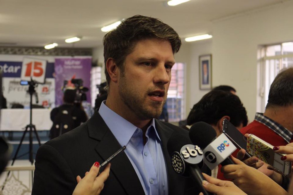 O candidato a prefeito de Curitiba Requião Filho (PMDB) criticou o governador do Paraná, Beto Richa (PSDB), e prometeu rever a licitação do transporte público na capital; segundo o peemedebista, "O sistema está sendo mal gerenciado. A licitação feita na época em que o Beto Richa era prefeito, mudou de quilômetro rodado para passagem técnica por por passageiro, e o sistema foi desenhado para funcionar por quilômetro rodado", disse. "Foi um grande erro. Mais um erro da vida de Beto Richa. Nós temos que rever a licitação. A licitação está sendo investigada por fraude e por sobrepreço pela CPI da Câmara dos Vereadores e pelo Tribunal de Contas" (Foto: Leonardo Lucena) O candidato a prefeito de Curitiba Requião Filho (PMDB) criticou o governador do Paraná, Beto Richa (PSDB), e prometeu rever a licitação do transporte público na capital; segundo o peemedebista, "O sistema está sendo mal gerenciado. A licitação feita na época em que o Beto Richa era prefeito, mudou de quilômetro rodado para passagem técnica por por passageiro, e o sistema foi desenhado para funcionar por quilômetro rodado", disse. "Foi um grande erro. Mais um erro da vida de Beto Richa. Nós temos que rever a licitação. A licitação está sendo investigada por fraude e por sobrepreço pela CPI da Câmara dos Vereadores e pelo Tribunal de Contas"