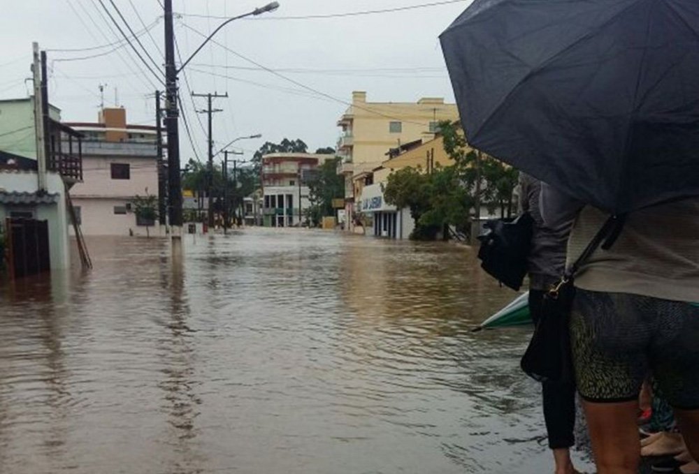 A Coordenadoria Estadual de Proteção e Defesa Civil do Rio Grande do Sul segue monitorando e auxiliando os municípios atingidos pelo evento climático que atua no estado. Em parceria com a Sala de Situação, avisos para áreas de risco estão sendo emitidos em tempo real pelos coordenadores regionais, site, grupos e redes sociais; até a manhã desta terça-feira (18) são 45 cidades localidades e cerca de 1,3 mil residências afetadas; ao todo, 85 famílias estão em abrigos distribuídos por São Sebastião do Caí, Nova Petrópolis, Cachoeira do Sul e Parobé (Foto: Leonardo Lucena) A Coordenadoria Estadual de Proteção e Defesa Civil do Rio Grande do Sul segue monitorando e auxiliando os municípios atingidos pelo evento climático que atua no estado. Em parceria com a Sala de Situação, avisos para áreas de risco estão sendo emitidos em tempo real pelos coordenadores regionais, site, grupos e redes sociais; até a manhã desta terça-feira (18) são 45 cidades localidades e cerca de 1,3 mil residências afetadas; ao todo, 85 famílias estão em abrigos distribuídos por São Sebastião do Caí, Nova Petrópolis, Cachoeira do Sul e Parobé