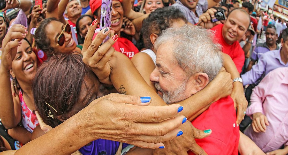 Apoiadores prometiam passar a noite na porta do edifício onde mora o ex-presidente, na cidade do ABC Paulista, para impedir eventual ação da Polícia Federal; Ato de Vigília em apoio a Lula foi marcado pelo Facebook e conclamava ainda os partidários do líder petista a se posicionarem com balões brancos e cartazes em frente às superintendências da PF em todo o Brasil; Lula já foi indiciado em três inquéritos; um deles esta nas mãos de Sérgio Moro, titular da Operação Lava Jato, em Curitiba (Foto: Realle Palazzo-Martini) Apoiadores prometiam passar a noite na porta do edifício onde mora o ex-presidente, na cidade do ABC Paulista, para impedir eventual ação da Polícia Federal; Ato de Vigília em apoio a Lula foi marcado pelo Facebook e conclamava ainda os partidários do líder petista a se posicionarem com balões brancos e cartazes em frente às superintendências da PF em todo o Brasil; Lula já foi indiciado em três inquéritos; um deles esta nas mãos de Sérgio Moro, titular da Operação Lava Jato, em Curitiba