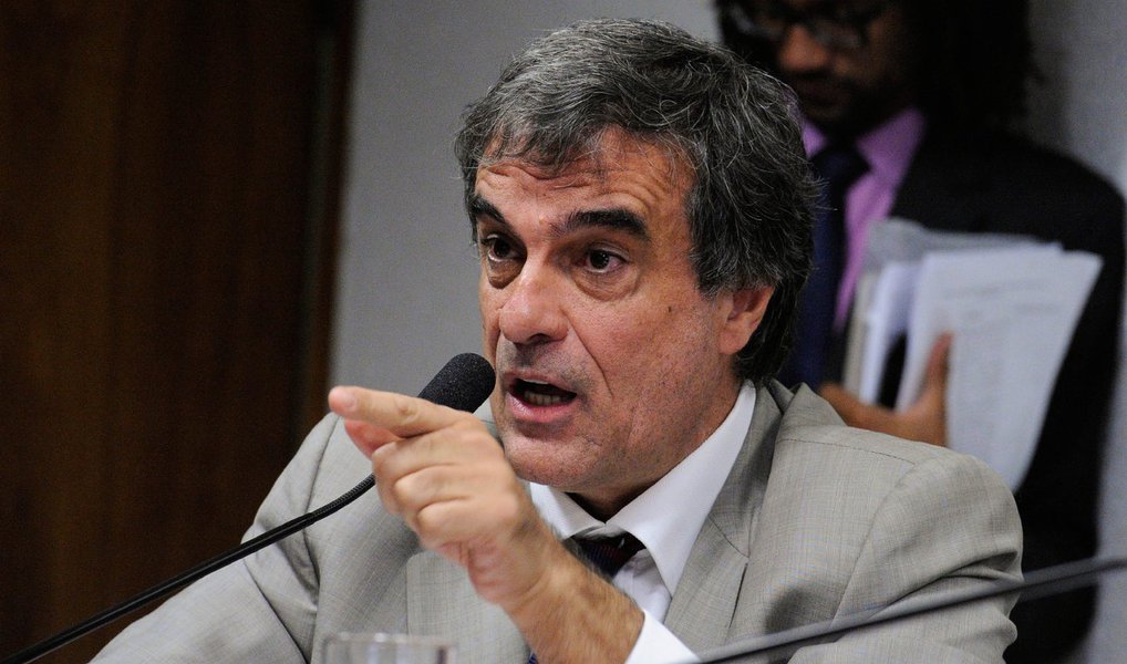 Defesa da presidenta afastada Dilma Rousseff disse hoje (27) ao Supremo Tribunal Federal (STF) que o processo de impeachment foi deflagrado com objetivo de "mitigar a persecução penal" de investigados na Operação Lava Jato; declaração consta no pedido do advogado de Dilma, José Eduardo Cardozo, feito ao STF para ter acesso aos depoimentos de delação premiada do ex-presidente da Transpetro, Sérgio Machado; ele também alega que houve desvio de finalidade no ato do presidente afastado da Câmara dos Deputados, Eduardo Cunha (PMDB-RJ), que deflagrou o impeachment e que o ato teve como finalidade "a satisfação de todo um grupo político", referindo-se ao PMDB (Foto: Paulo Emílio) Defesa da presidenta afastada Dilma Rousseff disse hoje (27) ao Supremo Tribunal Federal (STF) que o processo de impeachment foi deflagrado com objetivo de "mitigar a persecução penal" de investigados na Operação Lava Jato; declaração consta no pedido do advogado de Dilma, José Eduardo Cardozo, feito ao STF para ter acesso aos depoimentos de delação premiada do ex-presidente da Transpetro, Sérgio Machado; ele também alega que houve desvio de finalidade no ato do presidente afastado da Câmara dos Deputados, Eduardo Cunha (PMDB-RJ), que deflagrou o impeachment e que o ato teve como finalidade "a satisfação de todo um grupo político", referindo-se ao PMDB