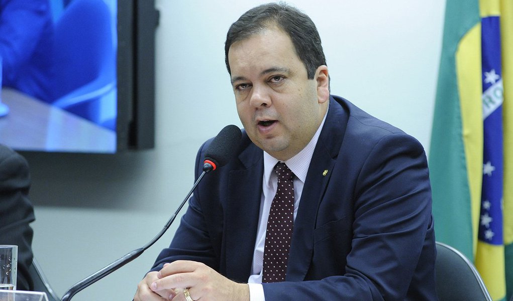 Deputado Elmar Nascimento (DEM-BA) renunciou nesta quarta-feira, 15, à função de relator de recursos do presidente afastado da Câmara, Eduardo Cunha (PMDB-RJ), que tramitam na Comissão de Constituição e Justiça (CCJ); "Eu ficaria muito desconfortável em fazer algo contra um companheiro do partido", afirmou Nascimento, um dia depois que o Conselho de Ética aprovou por 11 votos a 9 o relatório do deputado Marcos Rogério (PDT-RO) pela cassação do mandato de Cunha; deputado era o responsável por elaborar um parecer sobre recursos que já haviam sido apresentados pela defesa de Cunha, questionando procedimentos adotados durante o processo disciplinar contra ele no Conselho de Ética
(Foto: Aquiles Lins) Deputado Elmar Nascimento (DEM-BA) renunciou nesta quarta-feira, 15, à função de relator de recursos do presidente afastado da Câmara, Eduardo Cunha (PMDB-RJ), que tramitam na Comissão de Constituição e Justiça (CCJ); "Eu ficaria muito desconfortável em fazer algo contra um companheiro do partido", afirmou Nascimento, um dia depois que o Conselho de Ética aprovou por 11 votos a 9 o relatório do deputado Marcos Rogério (PDT-RO) pela cassação do mandato de Cunha; deputado era o responsável por elaborar um parecer sobre recursos que já haviam sido apresentados pela defesa de Cunha, questionando procedimentos adotados durante o processo disciplinar contra ele no Conselho de Ética