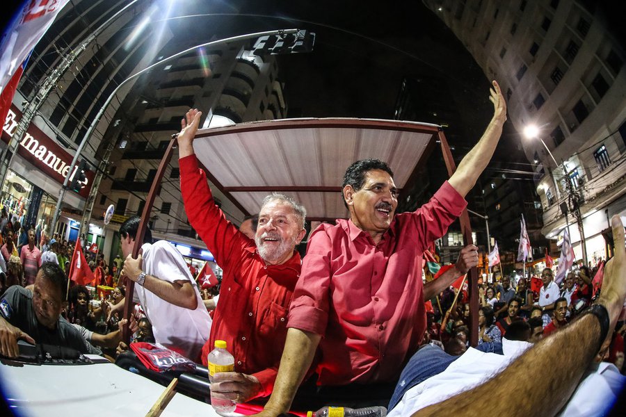 O ex-presidente Lula chamou de “desfaçatez” o comunicado feito pelo juiz federal Sérgio Moro de que nenhum membro da força-tarefa da Operação Lava Jato sabia que a esposa do ex-ministro da Fazenda Guido Mantega enfrentaria uma cirurgia; “Levaram ele para depois, na maior desfaçatez, pedir desculpa, que não sabiam que a mulher estava com câncer. Eles sabiam que a mulher estava dentro da sala de cirugia não era para se embelezar, para fazer maquiagem, era para fazer uma cirurgia”, disse Lula, durante comício do candidato a prefeito do Recife, João Paulo (PT) (Foto: Leonardo Attuch) O ex-presidente Lula chamou de “desfaçatez” o comunicado feito pelo juiz federal Sérgio Moro de que nenhum membro da força-tarefa da Operação Lava Jato sabia que a esposa do ex-ministro da Fazenda Guido Mantega enfrentaria uma cirurgia; “Levaram ele para depois, na maior desfaçatez, pedir desculpa, que não sabiam que a mulher estava com câncer. Eles sabiam que a mulher estava dentro da sala de cirugia não era para se embelezar, para fazer maquiagem, era para fazer uma cirurgia”, disse Lula, durante comício do candidato a prefeito do Recife, João Paulo (PT)