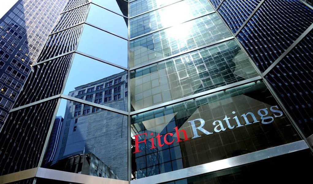A agência de classificação de risco Fitch rebaixou, de novo, a nota de crédito nacional do estado do Rio de Janeiro a longo prazo, que é a capacidade de o estado quitar as dívidas com prazo de pagamento de mais de um ano; o Rio passou de A- para BB-, considerado mau pagador. Em maio, a nota de crédito nacional já tinha sido rebaixada de A para A-; segundo a Fitch, por causa das obras para a Copa do Mundo e da Olimpíada, o estado assumiu muitos contratos de crédito a longo prazo (Foto: Leonardo Lucena) A agência de classificação de risco Fitch rebaixou, de novo, a nota de crédito nacional do estado do Rio de Janeiro a longo prazo, que é a capacidade de o estado quitar as dívidas com prazo de pagamento de mais de um ano; o Rio passou de A- para BB-, considerado mau pagador. Em maio, a nota de crédito nacional já tinha sido rebaixada de A para A-; segundo a Fitch, por causa das obras para a Copa do Mundo e da Olimpíada, o estado assumiu muitos contratos de crédito a longo prazo