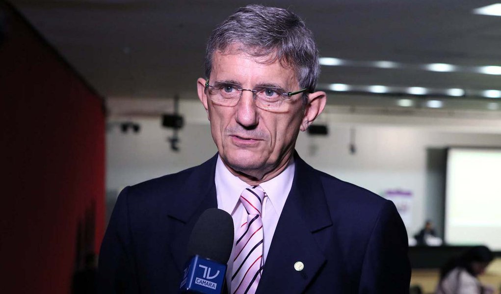 O relator da PEC que estabelece um teto para gastos públicos durante 20 anos, o deputado Darcísio Perondi (PMDB-RS), afirmou que, se o texto não for aprovado pelo Congresso, "acaba o governo Temer e acaba a esperança"; "Fim. Colapso fiscal talvez em menos de quatro anos", disse Perondi a jornalistas em workshop sobre a PEC; de acordo com a proposta, despesas primárias, inclusive com saúde e educação, ficam limitadas ao que foi gasto no ano anterior corrigido pela inflação (Foto: Leonardo Lucena) O relator da PEC que estabelece um teto para gastos públicos durante 20 anos, o deputado Darcísio Perondi (PMDB-RS), afirmou que, se o texto não for aprovado pelo Congresso, "acaba o governo Temer e acaba a esperança"; "Fim. Colapso fiscal talvez em menos de quatro anos", disse Perondi a jornalistas em workshop sobre a PEC; de acordo com a proposta, despesas primárias, inclusive com saúde e educação, ficam limitadas ao que foi gasto no ano anterior corrigido pela inflação