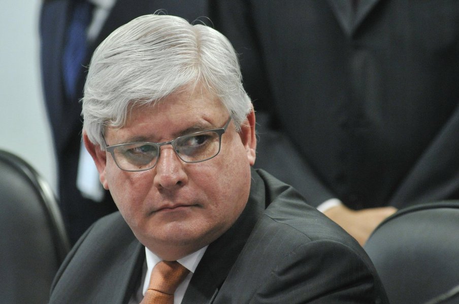 A informação foi publicada pela jornalista Vera Magalhães; segundo ela, haveria essa convicção dentro da própria Polícia Federal; depois do afastamento da presidente Dilma Rousseff, o procurador-geral da República já apresentou denúncias contra a cúpula do PMDB, o senador Aécio Neves (PSDB-MG) e também mirou contra o ex-presidente Lula; quando não sobrar mais ninguém, Janot poderá se apresentar ao Planalto? (Foto: Gisele Federicce) A informação foi publicada pela jornalista Vera Magalhães; segundo ela, haveria essa convicção dentro da própria Polícia Federal; depois do afastamento da presidente Dilma Rousseff, o procurador-geral da República já apresentou denúncias contra a cúpula do PMDB, o senador Aécio Neves (PSDB-MG) e também mirou contra o ex-presidente Lula; quando não sobrar mais ninguém, Janot poderá se apresentar ao Planalto?