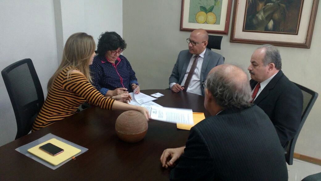 As secretarias de Estado do Desenvolvimento Econômico e Tecnológico, Administração e Previdência, além da Superintendência de Parcerias e Concessões, assinaram contrato com a Fundação Cearense de Pesquisa da UFCE para o desenvolvimento dos estudos para implantação do Veículo Leve sobre Trilhos (VLT) na capital; em Teresina, a proposta é que seja feita uma modelagem por meio do programa de Parcerias Público-Privadas (PPPs), gerenciado pela Superintendência de Parceria e Concessões (Suparc), unidade administrativa ligada à Secretaria Estadual de Governo (Segov) (Foto: Leonardo Lucena) As secretarias de Estado do Desenvolvimento Econômico e Tecnológico, Administração e Previdência, além da Superintendência de Parcerias e Concessões, assinaram contrato com a Fundação Cearense de Pesquisa da UFCE para o desenvolvimento dos estudos para implantação do Veículo Leve sobre Trilhos (VLT) na capital; em Teresina, a proposta é que seja feita uma modelagem por meio do programa de Parcerias Público-Privadas (PPPs), gerenciado pela Superintendência de Parceria e Concessões (Suparc), unidade administrativa ligada à Secretaria Estadual de Governo (Segov)