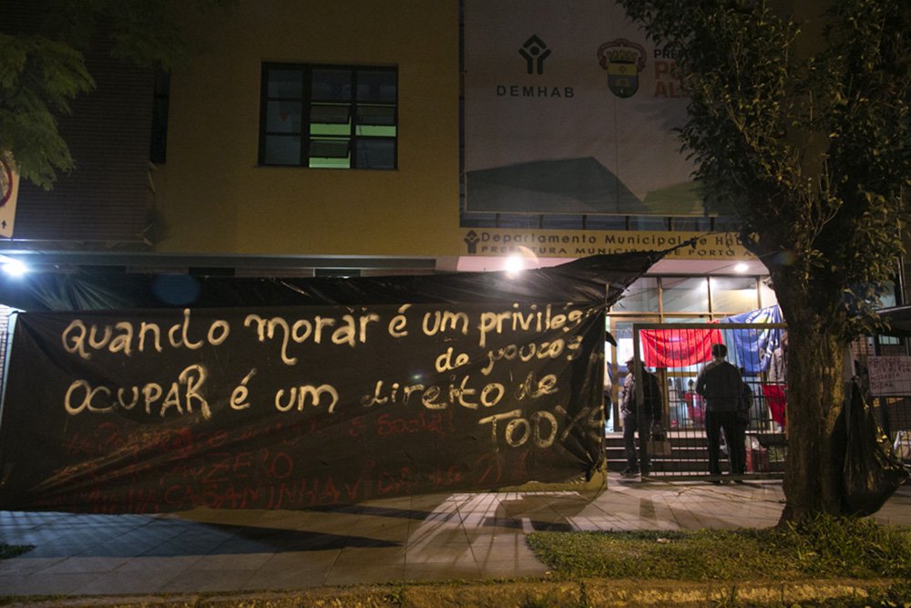 18/07/2016 - PORTO ALEGRE, RS - Ocupação do Demhab pelos movimentos de luta pela moradia. Foto: Guilherme Santos/Sul21 (Foto: Leonardo Lucena) 18/07/2016 - PORTO ALEGRE, RS - Ocupação do Demhab pelos movimentos de luta pela moradia. Foto: Guilherme Santos/Sul21