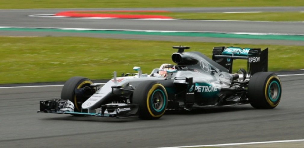O atual campeão mundial de Fórmula 1, Lewis Hamilton, conquistou a pole position para o Grande Prêmio da Inglaterra, neste sábado, e o seu companheiro de Mercedes e rival Nico Rosberg largará ao lado na primeira fila; o jovem holandês Max Verstappen e o companheiro de equipe dele Daniel Ricciardo, da Red Bull, ficaram com a segunda fila, com Kimi Raikkonen, da Ferrari, em quinto (Foto: José Barbacena) O atual campeão mundial de Fórmula 1, Lewis Hamilton, conquistou a pole position para o Grande Prêmio da Inglaterra, neste sábado, e o seu companheiro de Mercedes e rival Nico Rosberg largará ao lado na primeira fila; o jovem holandês Max Verstappen e o companheiro de equipe dele Daniel Ricciardo, da Red Bull, ficaram com a segunda fila, com Kimi Raikkonen, da Ferrari, em quinto