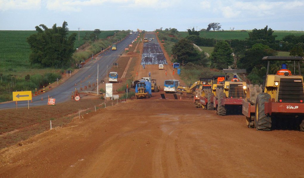 O governo do Maranhão divulgou nota lamentando que a rodovia federal esteja sendo cenário de episódios lamentáveis, como a morte de oito pessoas; de acordo com o texto, a obra "se arrasta há mais de quatro anos, em ritmo absurdamente lento" e "ao longo desse tempo, as lideranças do Maranhão pediram prioridade à obra"; "Em janeiro de 2016, o Governo do Estado inclusive se dispôs a assumir a gestão da obra, para concluí-la. O que acabou por não ser aceito pelo Governo Federa", disse (Foto: Leonardo Lucena) O governo do Maranhão divulgou nota lamentando que a rodovia federal esteja sendo cenário de episódios lamentáveis, como a morte de oito pessoas; de acordo com o texto, a obra "se arrasta há mais de quatro anos, em ritmo absurdamente lento" e "ao longo desse tempo, as lideranças do Maranhão pediram prioridade à obra"; "Em janeiro de 2016, o Governo do Estado inclusive se dispôs a assumir a gestão da obra, para concluí-la. O que acabou por não ser aceito pelo Governo Federa", disse