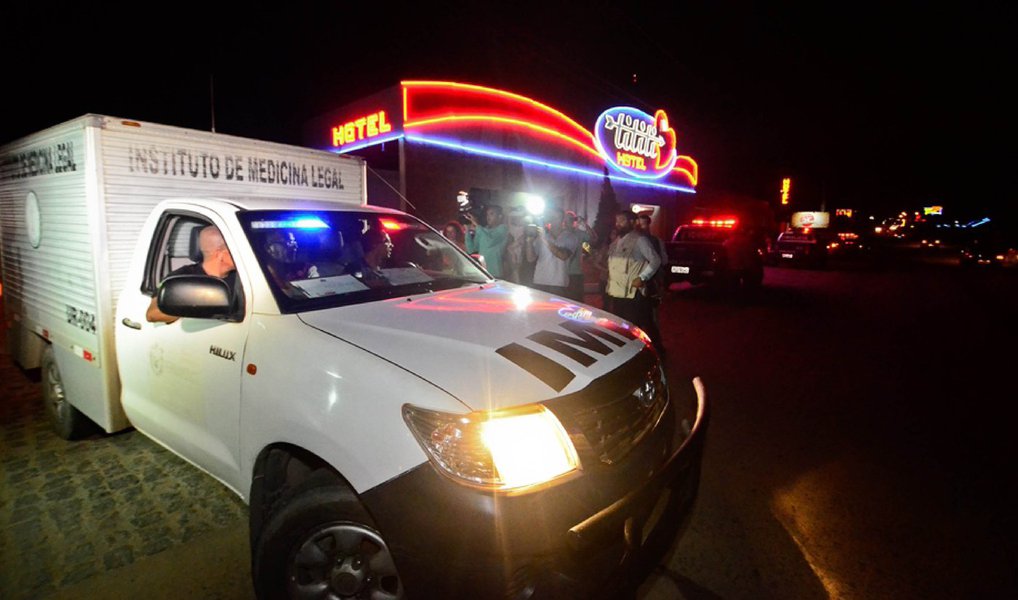 Entidades representativas de peritos papiloscopistas e de policiais civis procuraram a Secretaria de Defesa Social (SDS) de Pernambuco (SDS/PE) e o Ministério Público de Pernambuco (MP-PE) para pedir que a secretaria esclareça por que motivo cancelou a perícia que seria realizada, na quinta-feira (23) de manhã, no quarto de motel onde o empresário Paulo César de Barros Morato, foragido da Operação Turbulência, foi encontrado morto; SDS afirma que todas as perícias solicitadas pelo delegado responsável pelo inquérito foram realizadas pela equipe de peritos que esteve no local do crime na noite do dia 22 de junho, quando o corpo de Morato foi encontrado (Foto: Paulo Emílio) Entidades representativas de peritos papiloscopistas e de policiais civis procuraram a Secretaria de Defesa Social (SDS) de Pernambuco (SDS/PE) e o Ministério Público de Pernambuco (MP-PE) para pedir que a secretaria esclareça por que motivo cancelou a perícia que seria realizada, na quinta-feira (23) de manhã, no quarto de motel onde o empresário Paulo César de Barros Morato, foragido da Operação Turbulência, foi encontrado morto; SDS afirma que todas as perícias solicitadas pelo delegado responsável pelo inquérito foram realizadas pela equipe de peritos que esteve no local do crime na noite do dia 22 de junho, quando o corpo de Morato foi encontrado