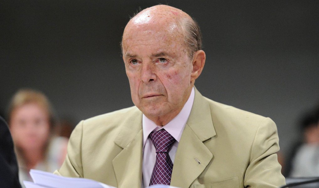 Em medida publicada no Diário Oficial do Estado desta sexta-feira 17, o governador em exercício do Rio de Janeiro, Francisco Dornelles, diz que o decreto visa a garantir o cumprimento das obrigações estaduais com a realização dos Jogos Olímpicos, que terão início em agosto (Foto: Gisele Federicce) Em medida publicada no Diário Oficial do Estado desta sexta-feira 17, o governador em exercício do Rio de Janeiro, Francisco Dornelles, diz que o decreto visa a garantir o cumprimento das obrigações estaduais com a realização dos Jogos Olímpicos, que terão início em agosto
