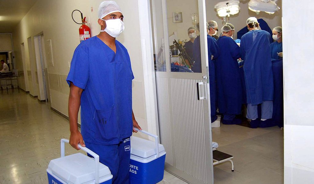 Desde a sua implantação, em 25 de outubro de 2000, até agora, a Central Estadual de Transplantes do Piauí realizou 2.255 procedimentos, incluindo coração, rim e córnea, além das retiradas de fígados que foram disponibilizados para serem transplantados em outros estados do Brasil; só no primeiro semestre deste ano, foram realizados 87 transplantes, com índice de 2,5 doadores por milhão de população; em alusão ao Dia Nacional do Doador de Órgãos e Tecidos (27/09), a central está engajada na XVI Campanha Nacional de Doação de Órgãos e Tecidos para Transplantes com a temática “Viver é uma grande conquista. Ajude mais pessoas a serem vencedoras” (Foto: Leonardo Lucena) Desde a sua implantação, em 25 de outubro de 2000, até agora, a Central Estadual de Transplantes do Piauí realizou 2.255 procedimentos, incluindo coração, rim e córnea, além das retiradas de fígados que foram disponibilizados para serem transplantados em outros estados do Brasil; só no primeiro semestre deste ano, foram realizados 87 transplantes, com índice de 2,5 doadores por milhão de população; em alusão ao Dia Nacional do Doador de Órgãos e Tecidos (27/09), a central está engajada na XVI Campanha Nacional de Doação de Órgãos e Tecidos para Transplantes com a temática “Viver é uma grande conquista. Ajude mais pessoas a serem vencedoras”