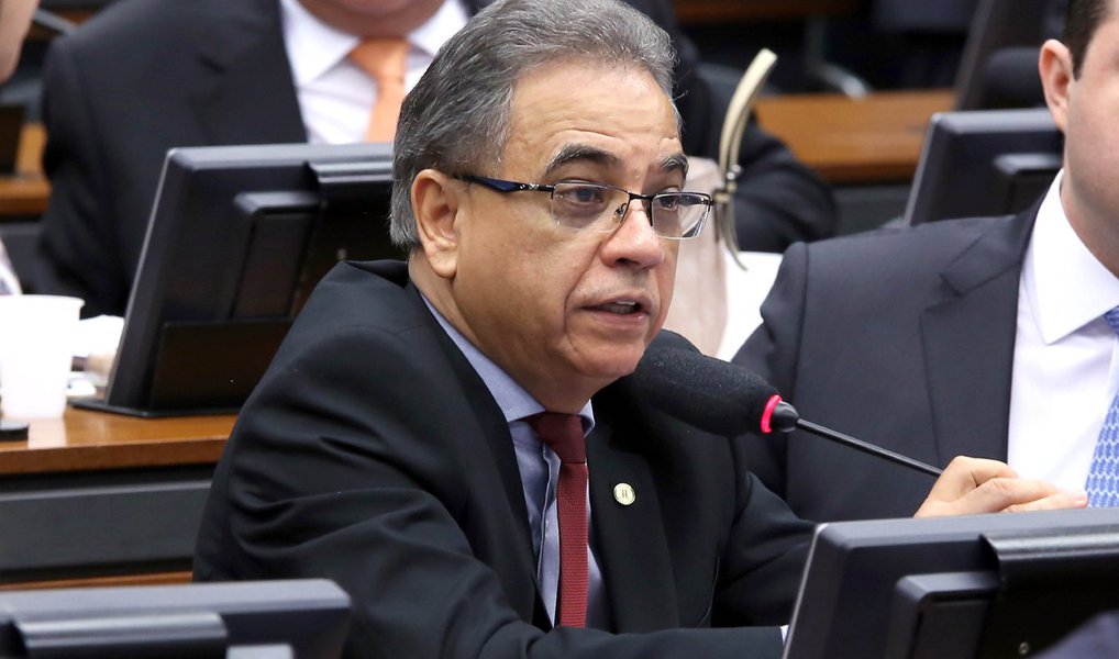 O deputado Ronaldo Fonseca (PROS-DF) foi escolhido hoje (27) para ser o relator do recurso de Eduardo Cunha (PMDB-RJ) na Comissão de Constituição e Justiça (CCJ) questionando os procedimentos do Conselho de Ética que aprovou a cassação do mandato do presidente afastado da Câmara por 11 votos a 9; Fonseca foi escolhido pelo presidente do colegiado, Osmar Serraglio (PMDB-PR), e substituirá o deputado Elmar Nascimento (DEM-BA), até então relator dos recursos de Cunha na CCJ e que renunciou à função no último dia 15; Evangélico da Assembleia de Deus, Fonseca é considerado aliado de Cunha
(Foto: Valter Lima) O deputado Ronaldo Fonseca (PROS-DF) foi escolhido hoje (27) para ser o relator do recurso de Eduardo Cunha (PMDB-RJ) na Comissão de Constituição e Justiça (CCJ) questionando os procedimentos do Conselho de Ética que aprovou a cassação do mandato do presidente afastado da Câmara por 11 votos a 9; Fonseca foi escolhido pelo presidente do colegiado, Osmar Serraglio (PMDB-PR), e substituirá o deputado Elmar Nascimento (DEM-BA), até então relator dos recursos de Cunha na CCJ e que renunciou à função no último dia 15; Evangélico da Assembleia de Deus, Fonseca é considerado aliado de Cunha