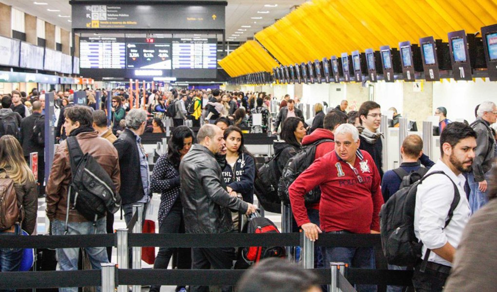 Apesar da queda de quase 20% no preço do dólar em relação ao real aquecer o turismo internacional, os preço mais baixos das passagens aéreas para trechos nacionais deve estimular gradativamente os consumidores a voltarem a viajar dentro do país; valor das passagens caiu 8% e isso acompanha a retração na busca por destinos nacionais e, segundo o site da agência de viagens online, ViajaNet, o ticket médio das passagens nacionais, que em 2015 era de R$ 453, caiu para R$ 414 neste exercício (Foto: Paulo Emílio) Apesar da queda de quase 20% no preço do dólar em relação ao real aquecer o turismo internacional, os preço mais baixos das passagens aéreas para trechos nacionais deve estimular gradativamente os consumidores a voltarem a viajar dentro do país; valor das passagens caiu 8% e isso acompanha a retração na busca por destinos nacionais e, segundo o site da agência de viagens online, ViajaNet, o ticket médio das passagens nacionais, que em 2015 era de R$ 453, caiu para R$ 414 neste exercício