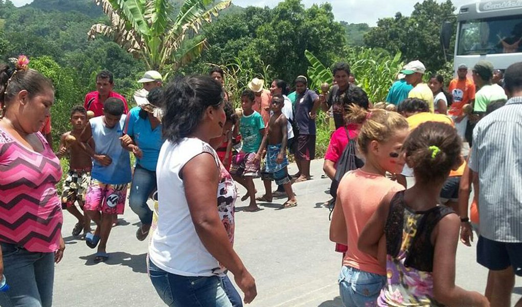 Por volta de 5h30, índios da tribo Wassu Cocal bloquearam trecho da BR-101 que corta a cidade de Joaquim Gomes, na Zona da Mata de Alagoas; o protesto tem como motivação uma demanda da tribo não atendida pelo Departamento Nacional de Infraestrutura de Transportes (Dnit) (Foto: Voney Malta) Por volta de 5h30, índios da tribo Wassu Cocal bloquearam trecho da BR-101 que corta a cidade de Joaquim Gomes, na Zona da Mata de Alagoas; o protesto tem como motivação uma demanda da tribo não atendida pelo Departamento Nacional de Infraestrutura de Transportes (Dnit)