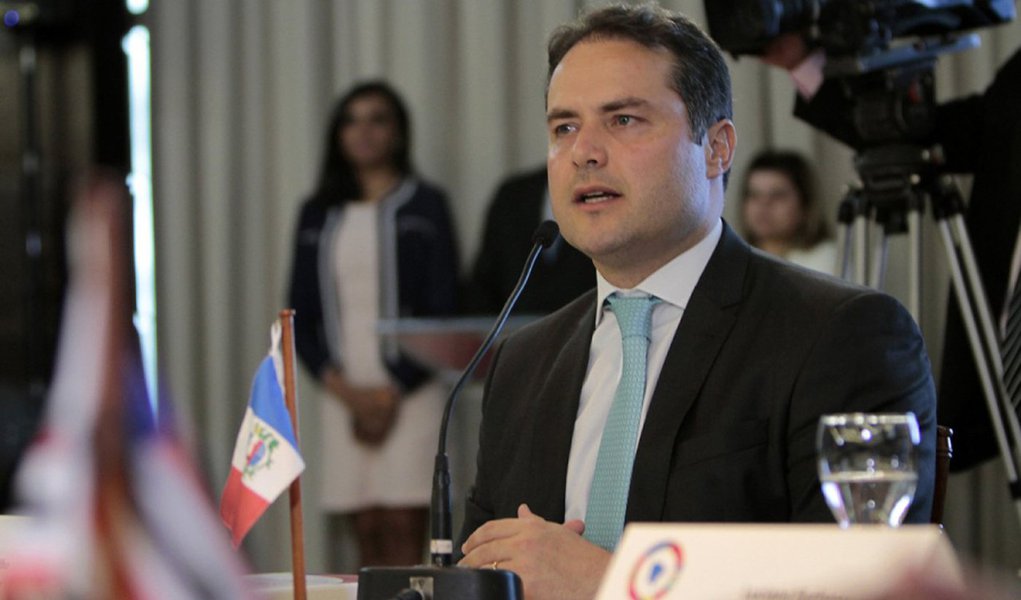 O governador Renan Filho (PMDB) afirmou que o Estado deve ter a humildade necessária e reconhecer os erros quando acontecerem nas ações de combate ao crime; declaração é em referência à prisão de dois irmãos apontados como responsáveis pela morte de um professor universitário, mas que dias após foram soltos por ordem judicial por falta de provas; “Os direitos dos cidadãos devem ser preservados sempre. Agora, caso haja algum erro de conduta nesse processo, o Estado deve ter a humildade de reconhecê-lo", disse Renan (Foto: Voney Malta) O governador Renan Filho (PMDB) afirmou que o Estado deve ter a humildade necessária e reconhecer os erros quando acontecerem nas ações de combate ao crime; declaração é em referência à prisão de dois irmãos apontados como responsáveis pela morte de um professor universitário, mas que dias após foram soltos por ordem judicial por falta de provas; “Os direitos dos cidadãos devem ser preservados sempre. Agora, caso haja algum erro de conduta nesse processo, o Estado deve ter a humildade de reconhecê-lo", disse Renan