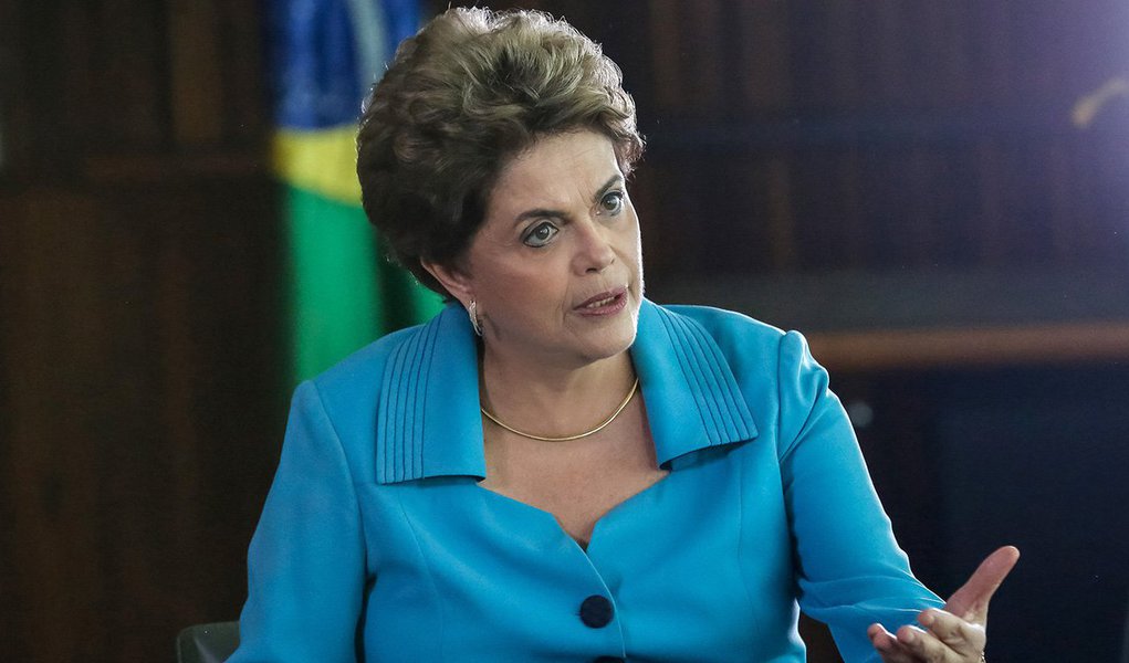 Presidente eleita Dilma Rousseff deve apresentar sua carta aberta aos senadores no próximo dia 9 de agosto, às vésperas da pronúncia, espécie de prévia da votação do impeachment; segundo a colunista Natuza Nery, aliados de Dilma andam fazendo suspense sobre a estratégia para o julgamento final da petista, quando o Senado se transformará em uma espécie de júri; meta é aumentar os os 22 votos conquistados na abertura do processo; para barrar o impeachment, Dilma precisa de 28 votos contrários (Foto: Aquiles Lins) Presidente eleita Dilma Rousseff deve apresentar sua carta aberta aos senadores no próximo dia 9 de agosto, às vésperas da pronúncia, espécie de prévia da votação do impeachment; segundo a colunista Natuza Nery, aliados de Dilma andam fazendo suspense sobre a estratégia para o julgamento final da petista, quando o Senado se transformará em uma espécie de júri; meta é aumentar os os 22 votos conquistados na abertura do processo; para barrar o impeachment, Dilma precisa de 28 votos contrários