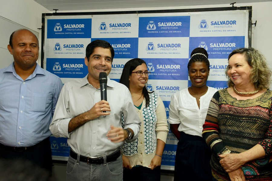 Na cerimônia de reinauguração do Centro de Referência de Assistência Social (Cras) da Federação, o prefeito ACM Neto disse que "hoje, a cidade possui uma política social realmente estruturada e organizada"; "Em 2013, toda a rede estava quase caindo aos pedaços e funcionando de maneira precária. O investimento feito é no entendimento de que os Cras interagem com a população, servindo de porta de entrada para a educação, conscientização, interação com as famílias e integração com os moradores. Com isso, vamos evitar o agravamento dos problemas sociais em Salvador", disse o prefeito (Foto: Romulo Faro) Na cerimônia de reinauguração do Centro de Referência de Assistência Social (Cras) da Federação, o prefeito ACM Neto disse que "hoje, a cidade possui uma política social realmente estruturada e organizada"; "Em 2013, toda a rede estava quase caindo aos pedaços e funcionando de maneira precária. O investimento feito é no entendimento de que os Cras interagem com a população, servindo de porta de entrada para a educação, conscientização, interação com as famílias e integração com os moradores. Com isso, vamos evitar o agravamento dos problemas sociais em Salvador", disse o prefeito