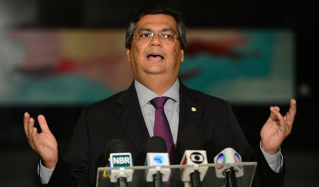 O governador do Maranhão, Flávio Dino (PCdoB), afirmou em reunião dos governadores com o presidente interino Michel temer, no Palácio do Planalto, nesta segunda-feira 20, não ver motivo para o Rio de Janeiro ser privilegiado na renegociação das dívidas dos estados; o Rio vai receber um socorrer de R$ 3 bilhões; “A calamidade pública no Rio de Janeiro não é maior do que a que vivemos no Maranhão depois de 50 anos sob administração do Sarney”, argumentou (Foto: Leonardo Lucena) O governador do Maranhão, Flávio Dino (PCdoB), afirmou em reunião dos governadores com o presidente interino Michel temer, no Palácio do Planalto, nesta segunda-feira 20, não ver motivo para o Rio de Janeiro ser privilegiado na renegociação das dívidas dos estados; o Rio vai receber um socorrer de R$ 3 bilhões; “A calamidade pública no Rio de Janeiro não é maior do que a que vivemos no Maranhão depois de 50 anos sob administração do Sarney”, argumentou