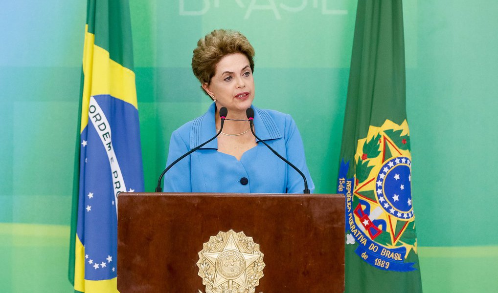 O presidente da comissão de impeachment do Senado, Raimundo Lira (PMDB-PB), decidiu nesta terça-feira (26) prorrogar em um dia o prazo para que a defesa da presidente eleita Dilma Rousseff entregue as alegações finais na fase intermediária do processo que a petista enfrenta; o prazo inicial para a entrega da defesa se encerraria nesta quarta (27), mas agora Dilma terá até as 18h30 desta quinta (28) para entregar o documento; a defesa da presidente havia pedido ampliação de dois dias (Foto: Valter Lima) O presidente da comissão de impeachment do Senado, Raimundo Lira (PMDB-PB), decidiu nesta terça-feira (26) prorrogar em um dia o prazo para que a defesa da presidente eleita Dilma Rousseff entregue as alegações finais na fase intermediária do processo que a petista enfrenta; o prazo inicial para a entrega da defesa se encerraria nesta quarta (27), mas agora Dilma terá até as 18h30 desta quinta (28) para entregar o documento; a defesa da presidente havia pedido ampliação de dois dias