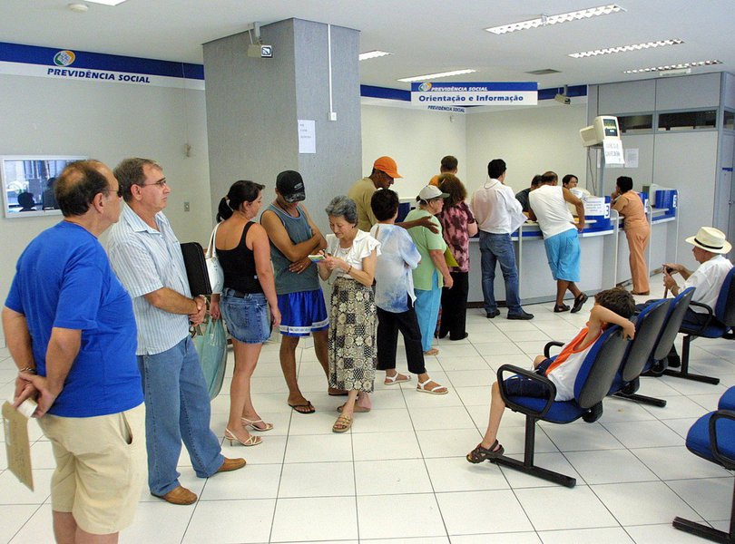 Cerca de 45% dos benefícios de auxílio-doença previdenciário e auxílio-doença acidentário concedidos pelo INSS em maio de 2015, nas áreas rural e urbana do país, apresentam indícios de pagamento indevido; inicialmente, o governo divulgou que havia suspeitas de irregularidade em 81% dos benefícios, mas corrigiu a informação nesta terça-feira; o levantamento foi feito pelo Ministério da Transparência, e constatou que de 1,6 milhão de pessoas beneficiadas, 721 mil tinham o benefício mantido por mais de dois anos; 2,6 mil foram diagnosticados com doenças que não geram incapacidade; e que a situação de 77 mil segurados, por lei, previa o retorno ao serviço em menos de 15 dias (Foto: Romulo Faro) Cerca de 45% dos benefícios de auxílio-doença previdenciário e auxílio-doença acidentário concedidos pelo INSS em maio de 2015, nas áreas rural e urbana do país, apresentam indícios de pagamento indevido; inicialmente, o governo divulgou que havia suspeitas de irregularidade em 81% dos benefícios, mas corrigiu a informação nesta terça-feira; o levantamento foi feito pelo Ministério da Transparência, e constatou que de 1,6 milhão de pessoas beneficiadas, 721 mil tinham o benefício mantido por mais de dois anos; 2,6 mil foram diagnosticados com doenças que não geram incapacidade; e que a situação de 77 mil segurados, por lei, previa o retorno ao serviço em menos de 15 dias