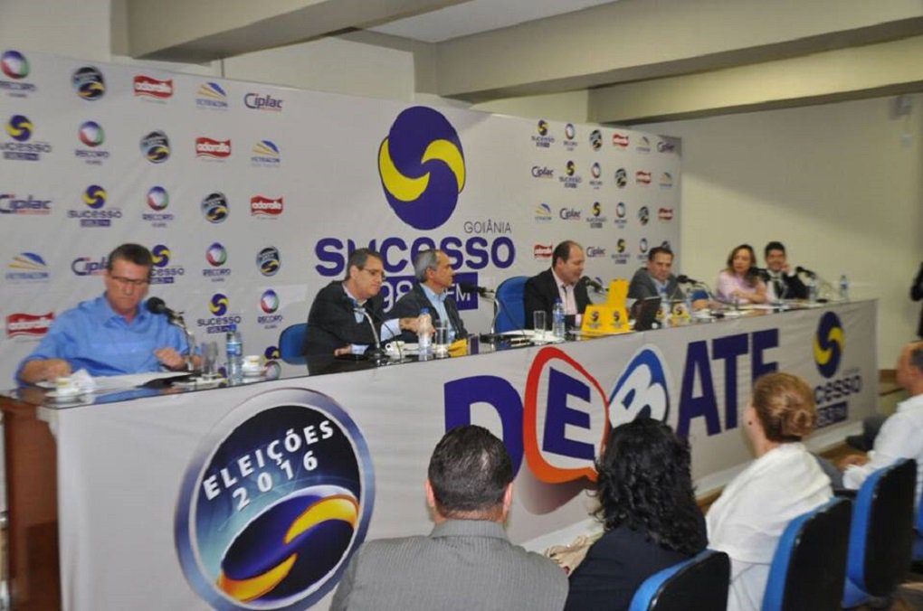 Rádio Sucesso FM realizou nesta terça-feira o primeiro debate entre pré-candidatos a prefeito de Goiânia; Giuseppe Vecci (PSDB), Francisco Júnior (PSD), Luiz Bittencourt (PTB), Vanderlan Cardoso (PSB), Adriana Accorsi (PT) e Delegado Waldir (PR) participaram do programa; concorrentes evitaram críticas entre si e privilegiaram apresentação de propostas; Bittencourt e Vecci demonstraram conhecer Goiânia e falaram de projetos técnicos para resolver as principais demandas da Capital; Francisco e Adriana tiveram participação discreta e Vanderlan foi o mais crítico de todos; Waldir apostou tudo no discurso populista e acabou confrontado por Bittencourt (Foto: José Barbacena) Rádio Sucesso FM realizou nesta terça-feira o primeiro debate entre pré-candidatos a prefeito de Goiânia; Giuseppe Vecci (PSDB), Francisco Júnior (PSD), Luiz Bittencourt (PTB), Vanderlan Cardoso (PSB), Adriana Accorsi (PT) e Delegado Waldir (PR) participaram do programa; concorrentes evitaram críticas entre si e privilegiaram apresentação de propostas; Bittencourt e Vecci demonstraram conhecer Goiânia e falaram de projetos técnicos para resolver as principais demandas da Capital; Francisco e Adriana tiveram participação discreta e Vanderlan foi o mais crítico de todos; Waldir apostou tudo no discurso populista e acabou confrontado por Bittencourt
