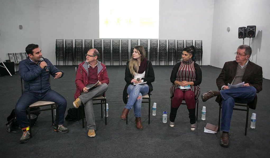 "Alternativas em Mobilidade Urbana e Sustentabilidade" foi o tema do debate no auditório da Federação dos Trabalhadores e Trabalhadoras em Instituições Financeiras (Fetrafi); vereador do município de Ibarra, no Equador, Juan Manuel Montilla alternativas ao transporte individual podem ser vistas em países como Holanda, Dinamarca, Suécia, Nova Zelândia e outros, sem possuir os maiores PIBs da economia mundial; cidades como Londres, Paris e Nova York, destacou ainda o vereador equatoriano, estão mudando suas políticas de mobilidades para essa direção. A cidade de Paris, por exemplo, está pagando um bônus para as pessoas que adotam a bicicleta como meio de transporte, lembrou o equatoriano (Foto: Leonardo Lucena) "Alternativas em Mobilidade Urbana e Sustentabilidade" foi o tema do debate no auditório da Federação dos Trabalhadores e Trabalhadoras em Instituições Financeiras (Fetrafi); vereador do município de Ibarra, no Equador, Juan Manuel Montilla alternativas ao transporte individual podem ser vistas em países como Holanda, Dinamarca, Suécia, Nova Zelândia e outros, sem possuir os maiores PIBs da economia mundial; cidades como Londres, Paris e Nova York, destacou ainda o vereador equatoriano, estão mudando suas políticas de mobilidades para essa direção. A cidade de Paris, por exemplo, está pagando um bônus para as pessoas que adotam a bicicleta como meio de transporte, lembrou o equatoriano