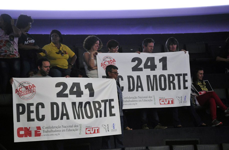 Texto de Gil Alessi, do El País, detalha a proposta de emenda à Constituição aprovada na noite desta segunda-feira na Câmara que limita os gastos públicos por 20 anos, traz a opinião de especialistas sobre a medida e suas consequências (Foto: Gisele Federicce) Texto de Gil Alessi, do El País, detalha a proposta de emenda à Constituição aprovada na noite desta segunda-feira na Câmara que limita os gastos públicos por 20 anos, traz a opinião de especialistas sobre a medida e suas consequências