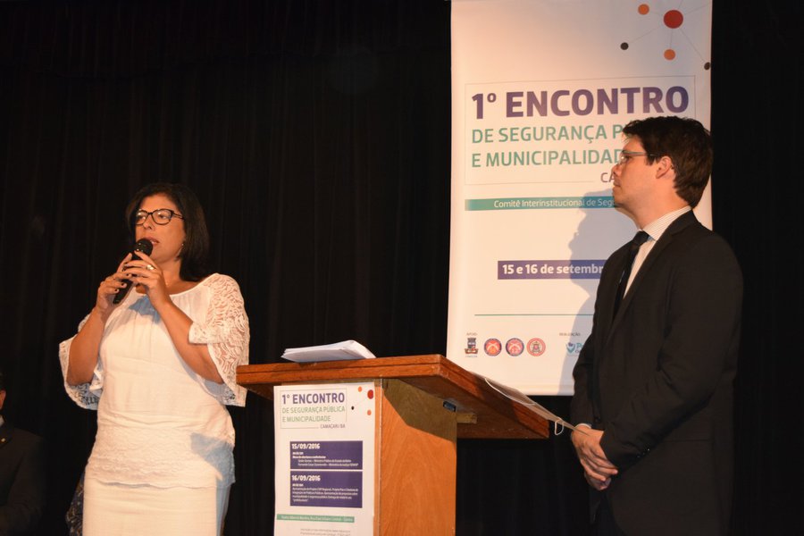 A candidata a prefeita de Camaçari Jailce Andrade (PCdoB) participou na tarde desta sexta-feira do '1º Encontro de Segurança Pública e Municipalidade', promovido pelo Ministério Público do Estado; ela apresentou propostas para combater a violência na maior cidade da Região Metropolitana de Salvador; segundo Jailce, melhorar e reestruturar a segurança pública em Camaçari passa por garantir políticas públicas integradas na área do lazer, cultura, educação, esporte, emprego e renda, capacitação profissional e outros (Foto: Romulo Faro) A candidata a prefeita de Camaçari Jailce Andrade (PCdoB) participou na tarde desta sexta-feira do '1º Encontro de Segurança Pública e Municipalidade', promovido pelo Ministério Público do Estado; ela apresentou propostas para combater a violência na maior cidade da Região Metropolitana de Salvador; segundo Jailce, melhorar e reestruturar a segurança pública em Camaçari passa por garantir políticas públicas integradas na área do lazer, cultura, educação, esporte, emprego e renda, capacitação profissional e outros