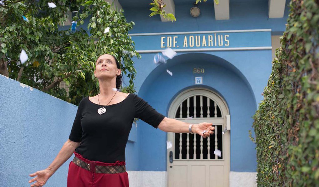 "Resistir é uma atitude cultural e política que necessita coragem. E muita. Decidir remar contra a maré cheia de tubarões não é e nunca será fácil", escreve Lívio Oliveira, sobre o filme do cineasta pernambucano Kléber Mendonça, que nesta semana perdeu a disputa entre filmes brasileiros para concorrer ao Oscar por melhor filme estrangeiro (Foto: Gisele Federicce) "Resistir é uma atitude cultural e política que necessita coragem. E muita. Decidir remar contra a maré cheia de tubarões não é e nunca será fácil", escreve Lívio Oliveira, sobre o filme do cineasta pernambucano Kléber Mendonça, que nesta semana perdeu a disputa entre filmes brasileiros para concorrer ao Oscar por melhor filme estrangeiro