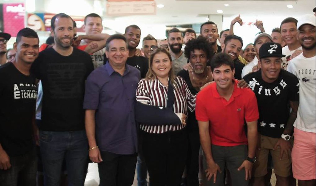 Vice-líder do campeonato brasileiro da série B com 31 pontos, a diretoria do CRB organizou um evento em um shopping, em Maceió, com a presença dos dirigentes e dos atletas com o objetivo de estimular a adesão ao programa de sócio-torcedor do clube; previsão é de que sejam conquistados quatro mil novos sócios até sexta-feira (22)
(Foto: Voney Malta) Vice-líder do campeonato brasileiro da série B com 31 pontos, a diretoria do CRB organizou um evento em um shopping, em Maceió, com a presença dos dirigentes e dos atletas com o objetivo de estimular a adesão ao programa de sócio-torcedor do clube; previsão é de que sejam conquistados quatro mil novos sócios até sexta-feira (22)
